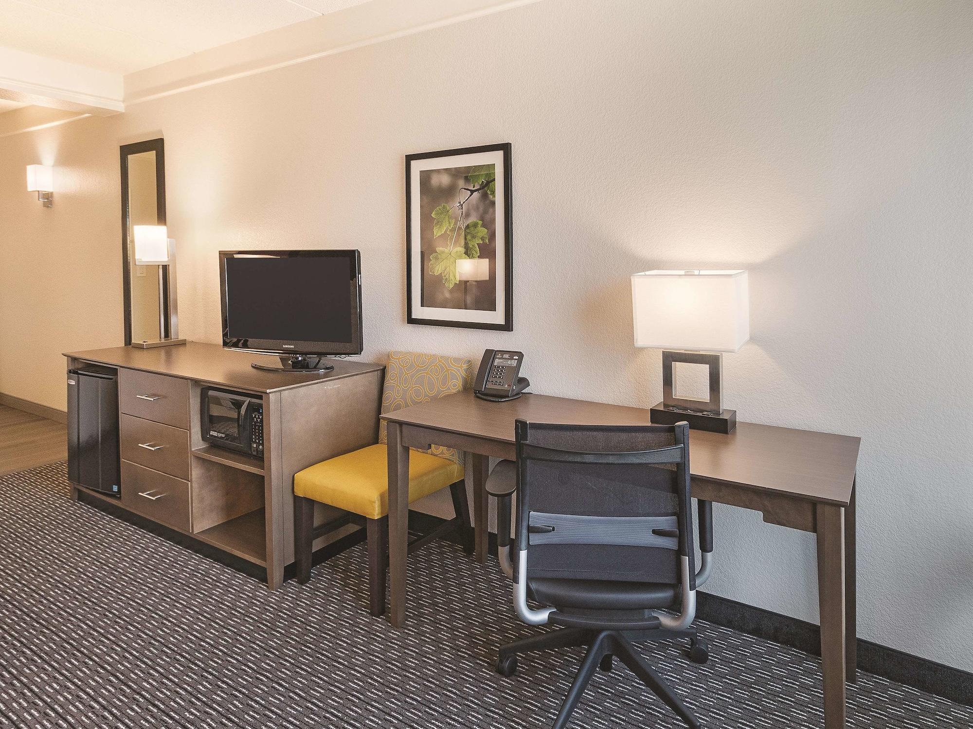 La Quinta By Wyndham Arlington North 6 Flags Dr Hotel Bagian luar foto