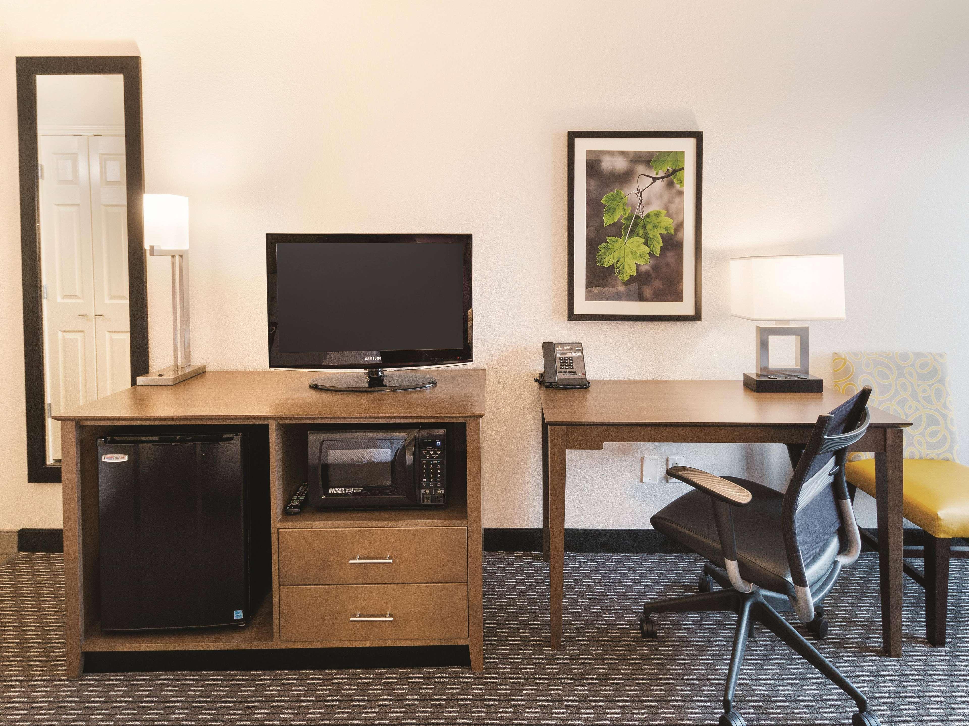La Quinta By Wyndham Arlington North 6 Flags Dr Hotel Bagian luar foto