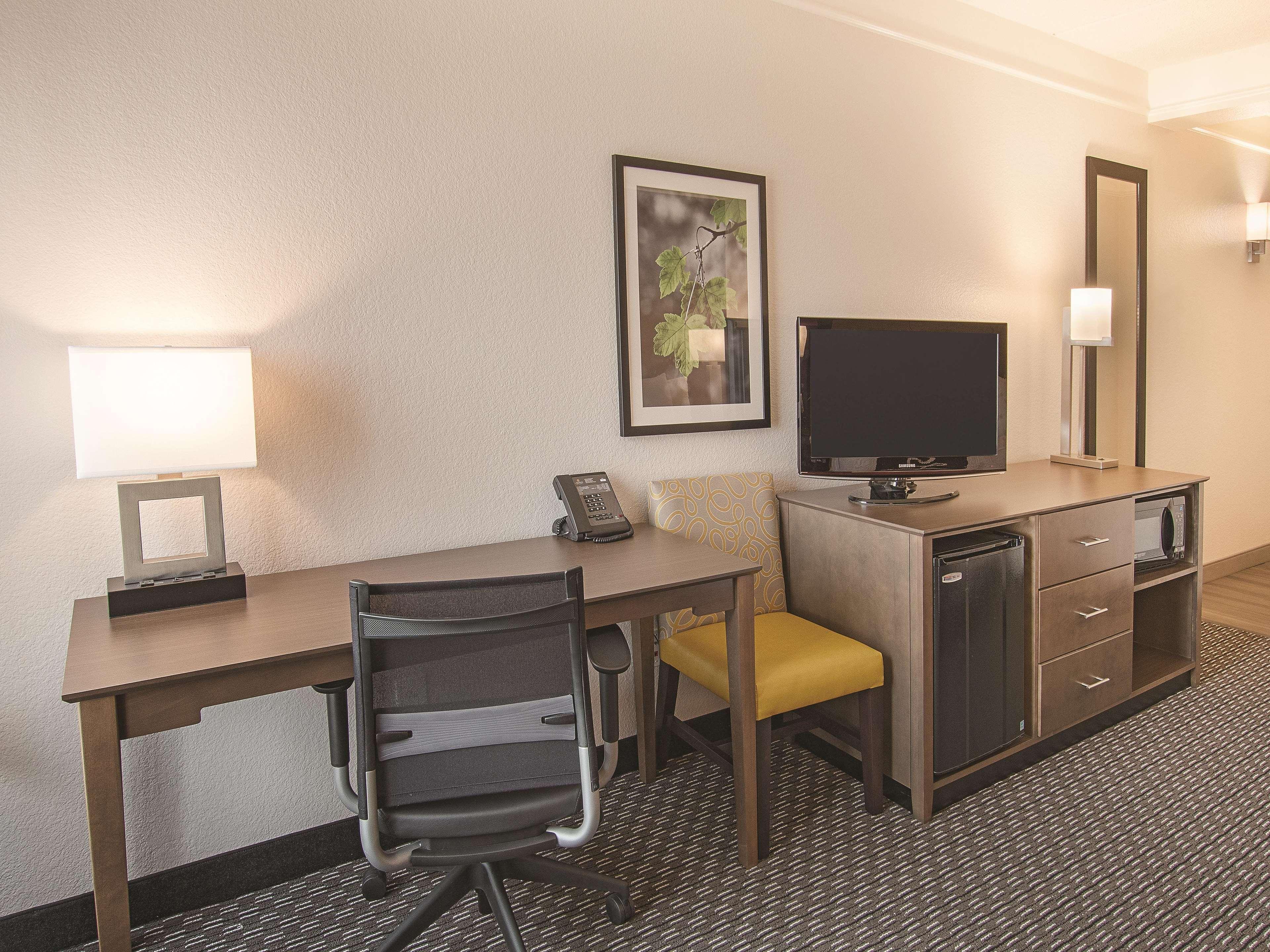 La Quinta By Wyndham Arlington North 6 Flags Dr Hotel Bagian luar foto