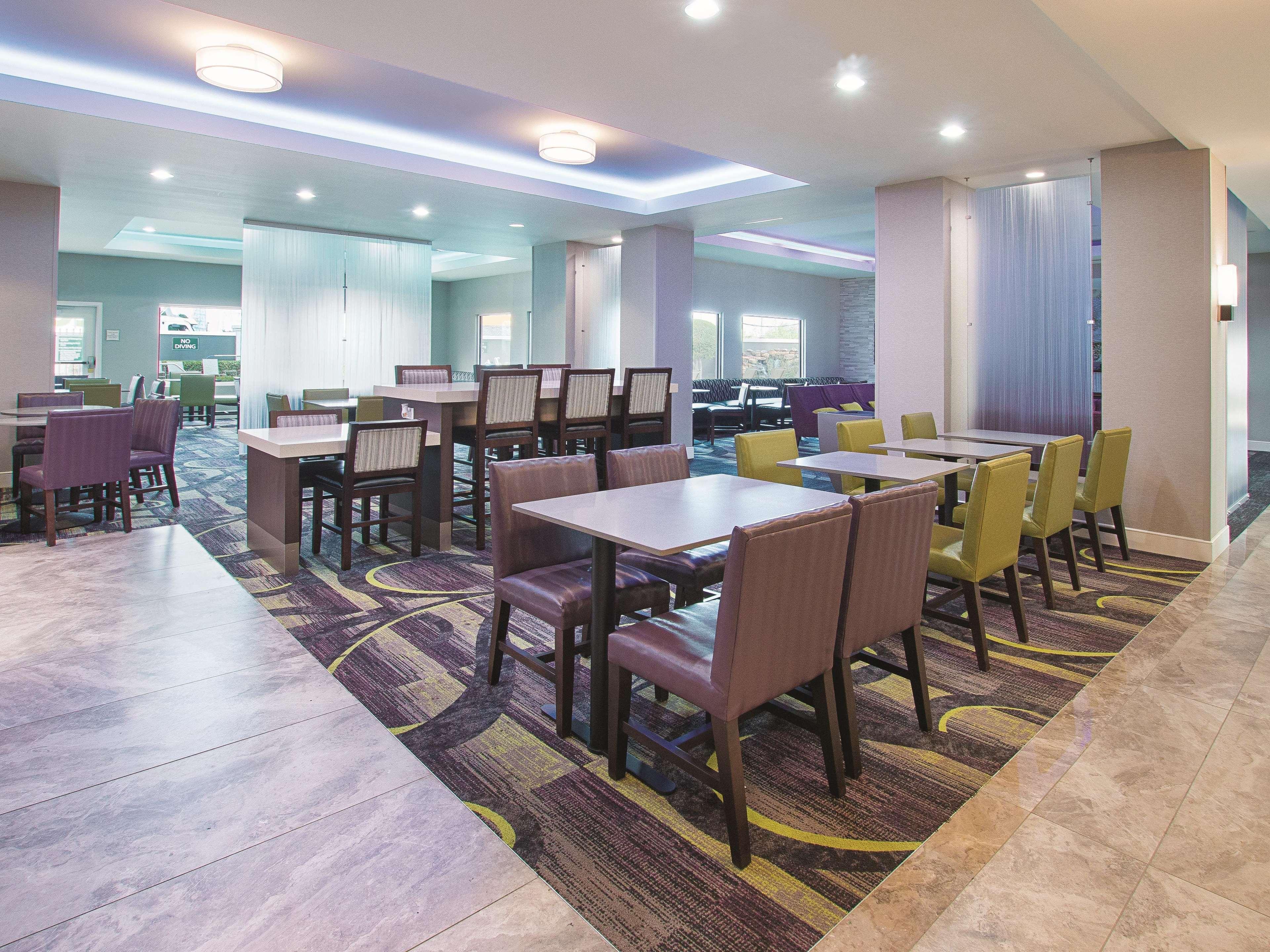 La Quinta By Wyndham Arlington North 6 Flags Dr Hotel Bagian luar foto