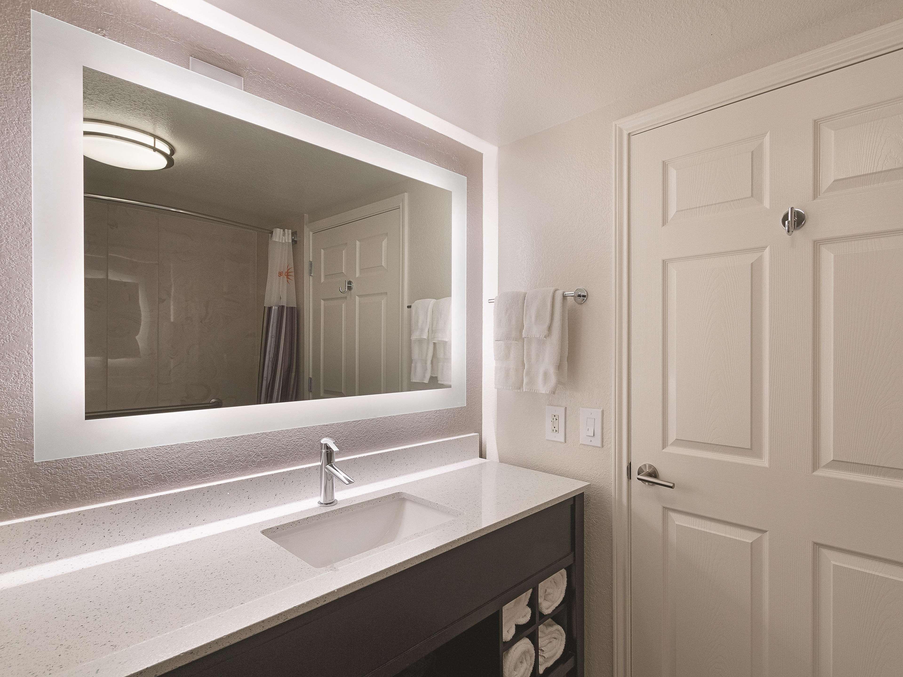 La Quinta By Wyndham Arlington North 6 Flags Dr Hotel Bagian luar foto