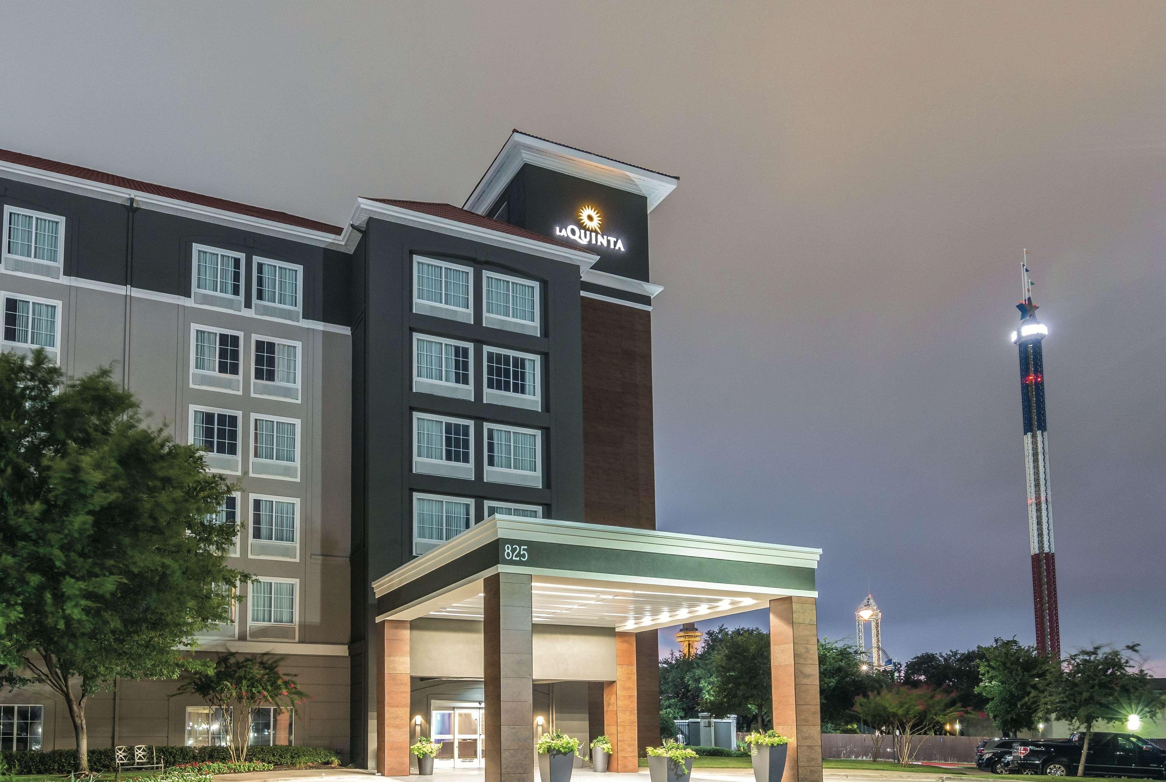 La Quinta By Wyndham Arlington North 6 Flags Dr Hotel Bagian luar foto
