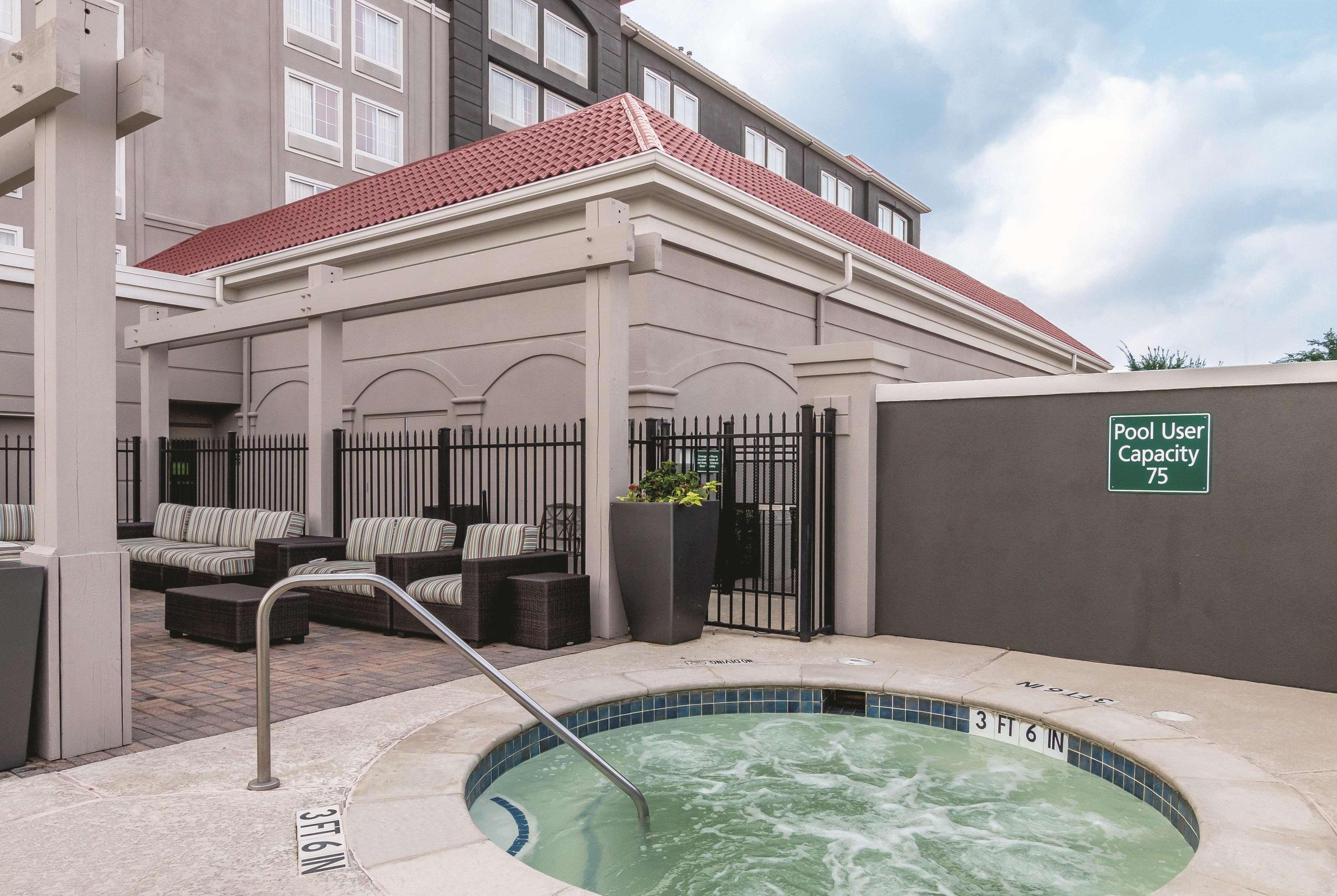 La Quinta By Wyndham Arlington North 6 Flags Dr Hotel Bagian luar foto