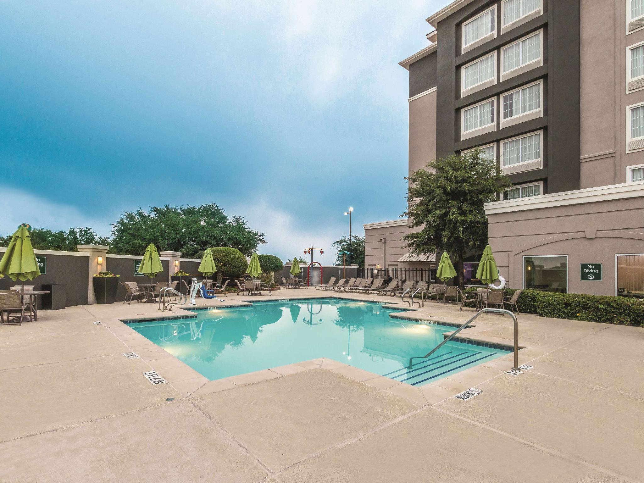 La Quinta By Wyndham Arlington North 6 Flags Dr Hotel Bagian luar foto