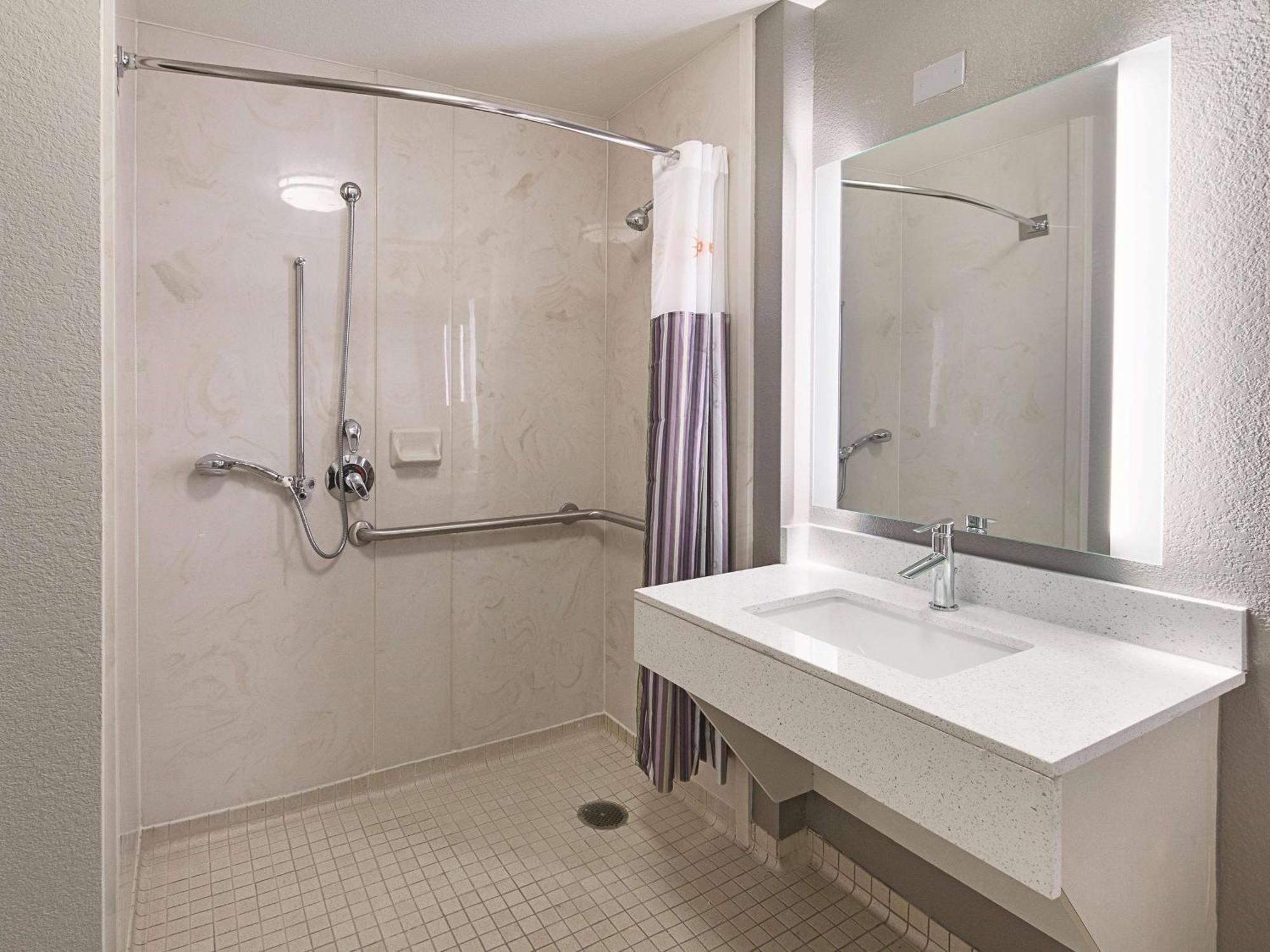 La Quinta By Wyndham Arlington North 6 Flags Dr Hotel Bagian luar foto