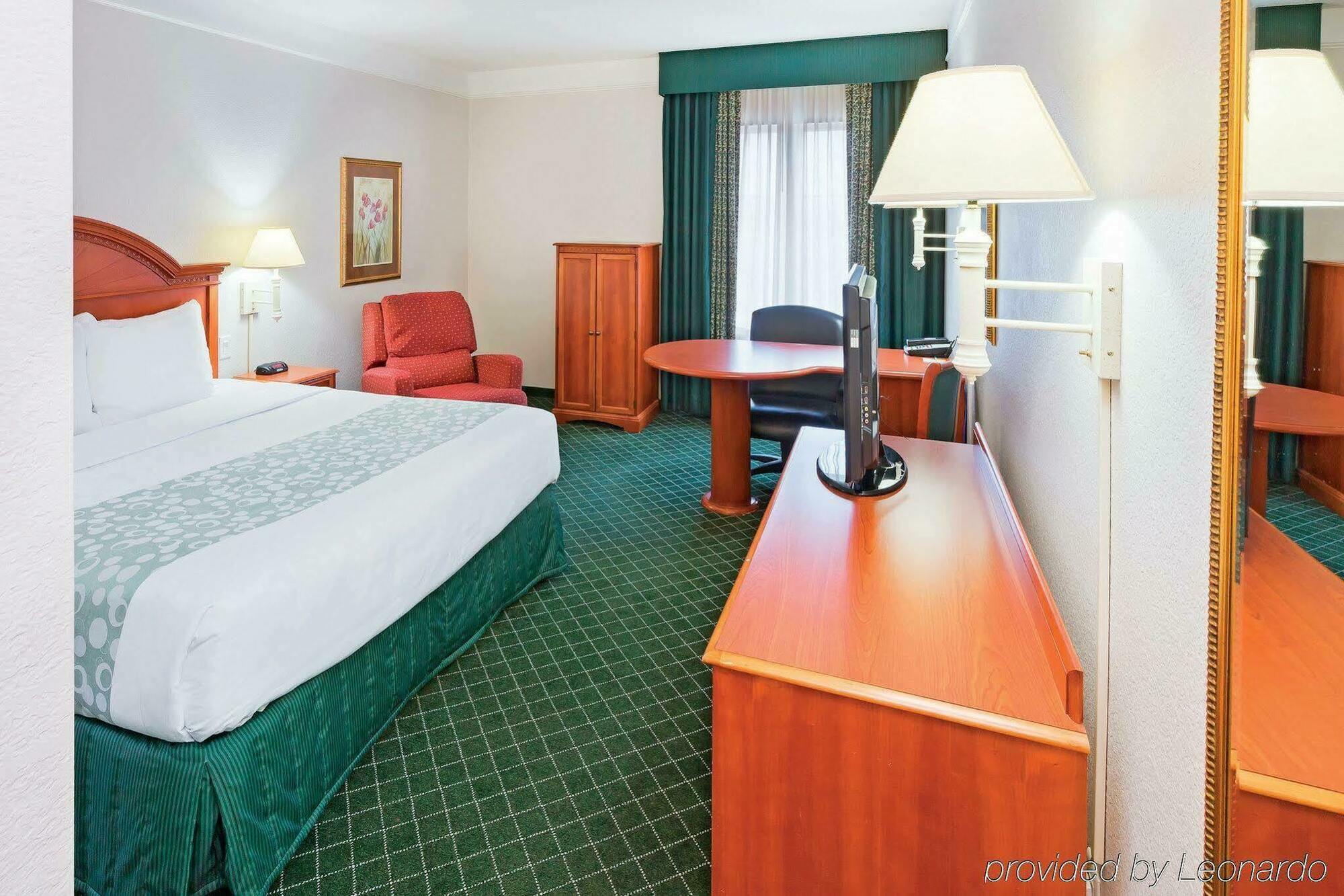 La Quinta By Wyndham Arlington North 6 Flags Dr Hotel Bagian luar foto